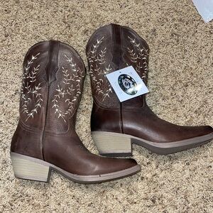 Size 9.5 cowgirl boots